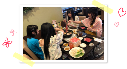 写真：仮面女子のメンバーと楽しそうにしゃぶしゃぶを食べているいがりさん