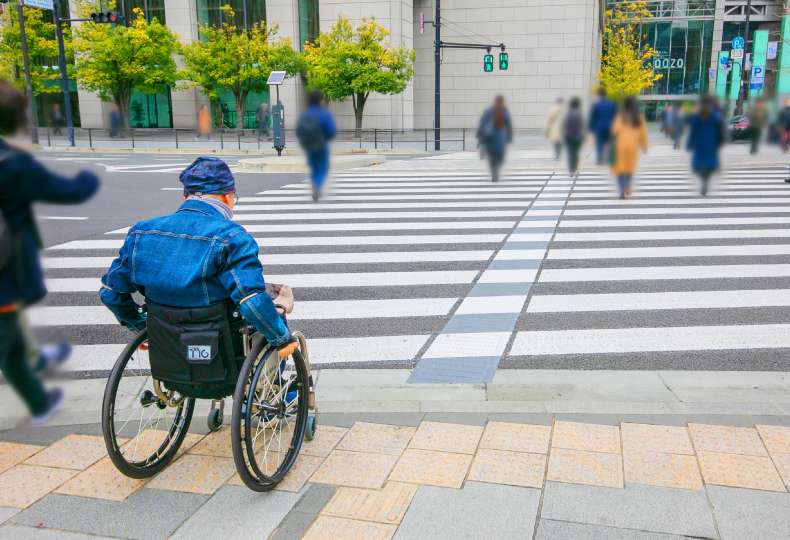 写真:車いす使用者が横断歩道を渡る様子