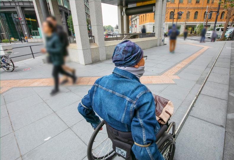 写真：車いす使用者が歩道を移動する様子