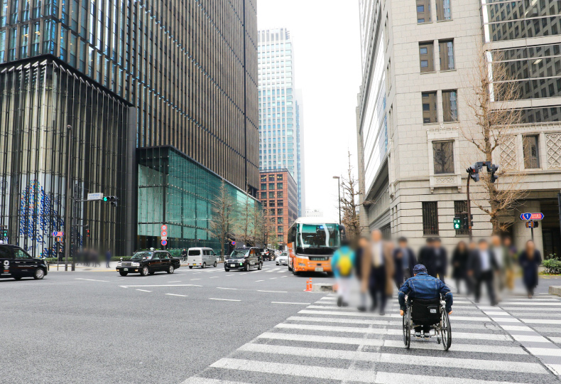 写真：車いす使用者が横断歩道を渡る様子