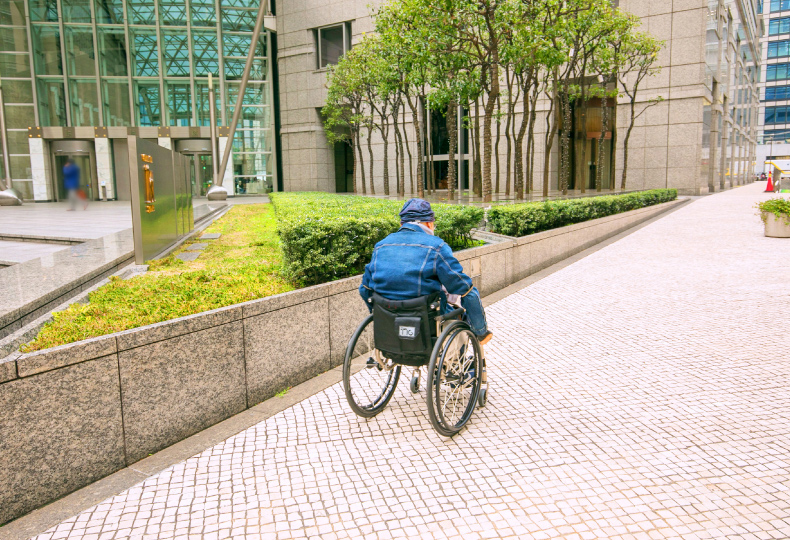 写真：車いす使用者がスロープを移動する様子