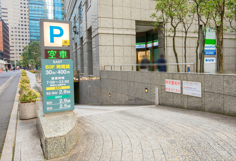 写真：ビルの地下駐車場入り口の様子