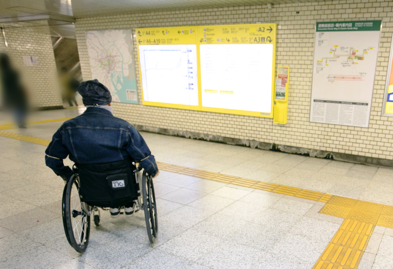 写真：車いす使用者が駅構内を移動する様子