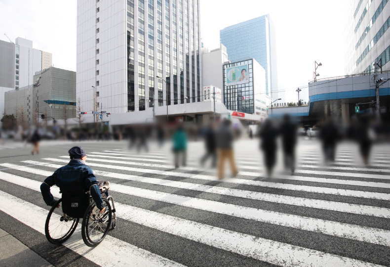 写真：車いす使用者が横断歩道を移動する様子