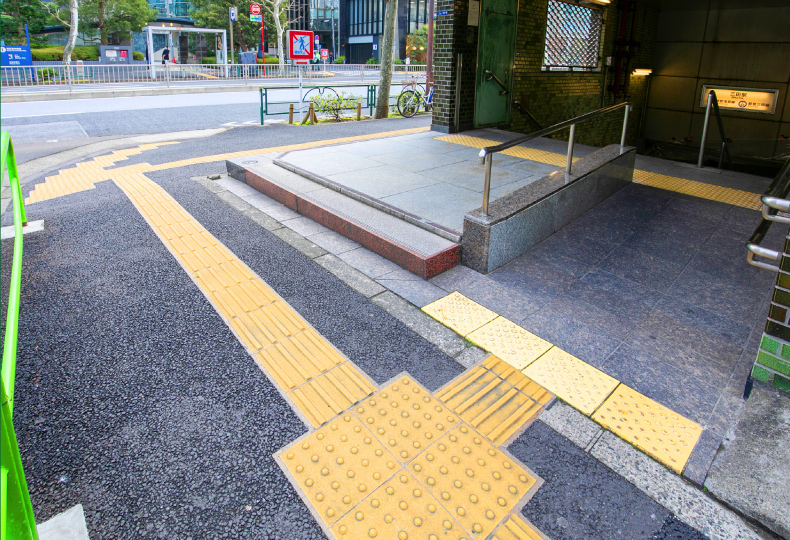 写真：歩道が左に傾斜している様子
