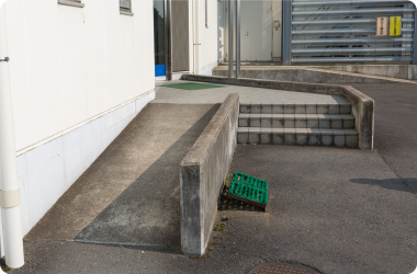 写真：障がい者用駐車スペースからすぐに出入りできるよう設置されたスロープ