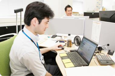 写真：パソコン画面に集中する永田さんの様子