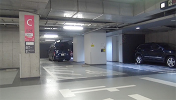 写真：地下の車いす用駐車場の様子