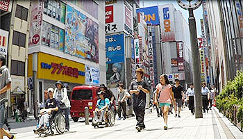 写真：秋葉原駅の電気街口側の様子