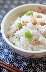 写真：白いご飯に緑の豆が引き立つ混ぜご飯がご飯茶碗に盛られている様子