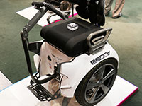写真：「セグウェイ」の技術を使って開発された車いす型の移動用ロボット「ジェニー」