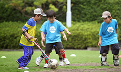 写真：脳性まひのある幼児がサッカーボールで遊んでいる様子