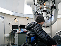 写真：写真：公開望遠鏡で星を観察している様子