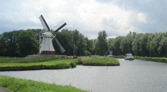 写真：オランダの自然の中に建つ風車の建物
