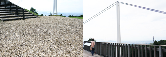 写真：（左）展望デッキの階段と、その周りに敷き詰められているウッドチップ（右）展望デッキからは、主に駿河湾や美しい街並みが見えます。