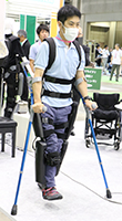 写真：脊髄損傷者が「ReWalk」をつけて歩行している様子