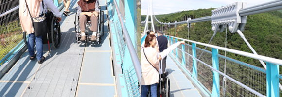 写真：（左）吊橋を渡っている途中で、車いす同士がすれ違う様子（右）吊橋を渡っている途中で、編集部員2名が立ち止まり景色を眺めている様子