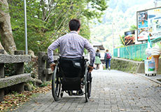 写真：高尾山口駅から清滝駅までの緩やかで長い坂