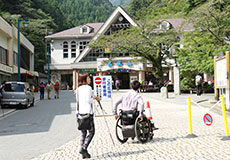 写真：清滝駅前の石畳の歩道