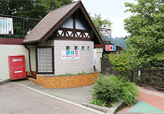 写真：高尾山駅前にある多目的トイレ