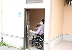 写真：高尾山麓駐車場の敷地内にある多目的トイレ