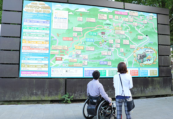 写真：高尾山口駅前の登山路の地図