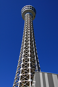 写真：昼間の横浜マリンタワー