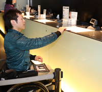 東京シティビューのチケットカウンターで、障害者手帳を提示している編集部員