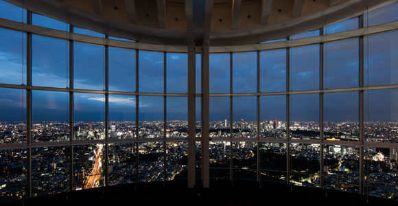 写真：屋内展望回廊から見た都心の夜景