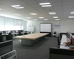 写真:シードセンターオフィス内の風景。中央に大きなテーブルがあり、前には大きなスクリーンが設置されている