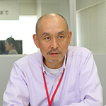写真：インタビューに答える取締役業務運営部長の牛田様の顔写真