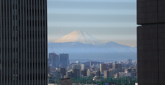 写真：富士山の間の窓から見える富士山の姿