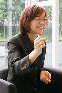 写真：ジェスチャーを加え笑顔でインタビューに答えている木野村さんの様子