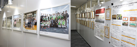写真：事務所内の壁に飾られている写真や表彰状の額