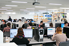 写真：パソコンに向かって仕事をしている社内風景