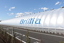 写真：Brilliaと書かれた外観を斜めから見た様子