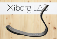 写真：XiborgLABのロゴの前に競技用の義足が置かれている様子
