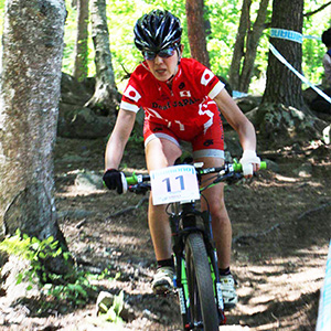 写真：マウンテンバイクで山道を独走する早瀬久美選手