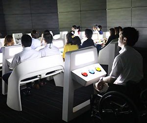 写真：暗がりでクイズボタンが光っている