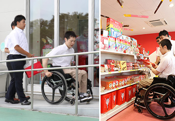 写真：左にはスロープを上る編集部員たち。右には売店で商品を選んでいる編集部員たち