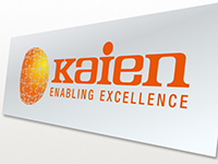 画像：Kaienのロゴのパネルを斜めから見た様子