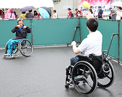 写真：選手とキャッチボールする編集部員