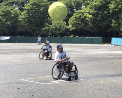 写真：キャッチボールをしあう選手たち