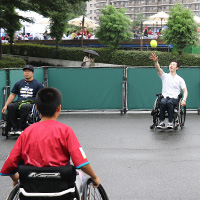 写真：編集部員と子供がキャッチボールしている様子