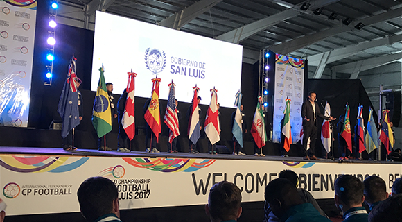写真：開会式で16カ国の国旗が並んでいる模様