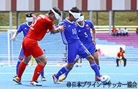 写真：試合中に日本選手と中国選手がボールを競り合っている所