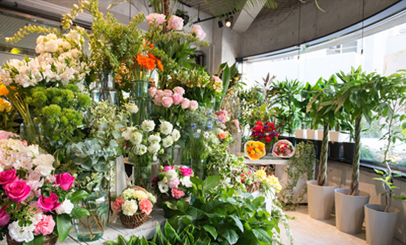 写真：ローランズ原宿店、店内で花が飾ってある様子