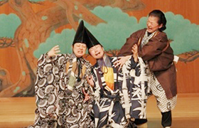 写真：日本ろう者劇団が手話狂言をしている様子