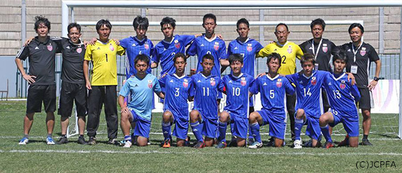 写真：日本代表の選手とスタッフが肩を組んで集合写真