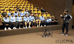 写真：島田監督と日本チームの選手たちとミーティング